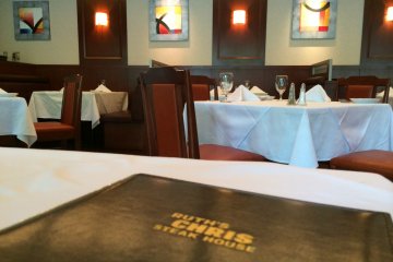 <p>The interior of Ruth's Chris Tokyo is simply clean &amp; classic</p>
