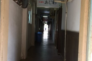 <p>Entrance to multiple drinking places</p>