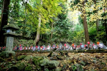 <p>There must be thousands of the tiny statues!</p>