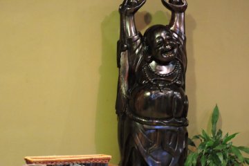<p>For some reason, the statue of a happy-faced Daikoku-ten is displayed here</p>