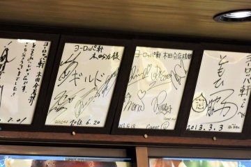 <p>Autographs of celebrities who have visited this restaurant decorate the wall</p>