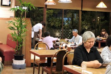 <p>At dinner time, it's always crowded like this with many diners</p>