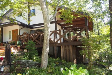 <p>Licca&nbsp;is in a&nbsp;beautiful&nbsp;rural forest location in the Nasu Highlands</p>