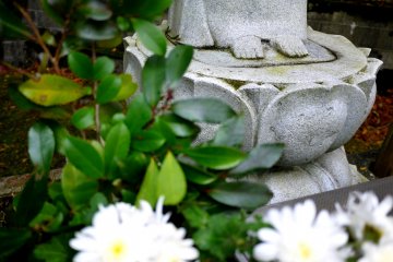 The praying statue has bare feet