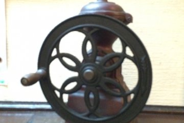 <p>A mill on display in the coffee shop.</p>