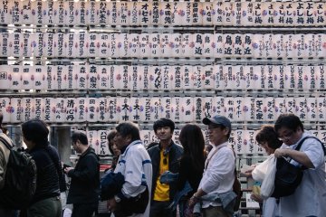 <p>People waiting in line to pay their wishes to the god Ebisu.</p>