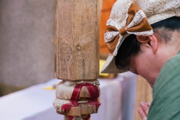 <p>A woman praying at the temple.</p>