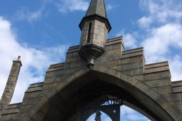 <p>ZONE 1 > HOGSMEADE VILLAGE : ซุ้มทางเข้าหมู่บ้านกับป้ายข้อความ "Please respect the spell limits" อันเป็นเอกลักษณ์ ซึ่งป้ายและซุ้มนี้ถอดแบบมาจากบทประพันธ์ และจะปรากฏใน&nbsp;The Wizarding World of Harry Potter ทั่วโลก</p>