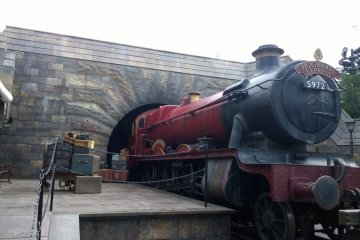 <p>ZONE 1 > HOGSMEADE VILLAGE : ถัดจากซุ้มประตูเข้าหมู่บ้านมาเราก็จะเจอกับหัวรถจักร HOGWARTS EXPRESS ซึ่งเป็นขบวนรถไฟพิเศษที่จะนำเหล่านักเรียนเดินทางจากชานชาลา 9 3/4 แห่งสถานี KING'S CROSS ในลอนดอนสู่สถานนี HOGWARTS เมืองแห่งเวทมนตร์&nbsp;</p>