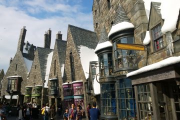<p>ZONE 1 > HOGSMEADE VILLAGE : อีกมุมหนึ่งภายในหมู่บ้านที่เรียงรายไปด้วยร้านค้าในบ้านรูปทรงแปลกตามากมายซึ่งถอดแบบสร้างสรรค์อย่างน่ามหัศจรรย์มาจากบทประพันธ์</p>