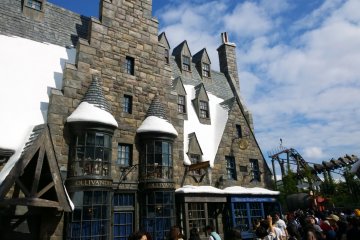 <p>ZONE 1 > HOGSMEADE VILLAGE : มาถึงแล้วร้าน OLLIVANDERS ที่ขายไม้กายสิทธิ์ แต่ถ้าใครอยากได้รับการทำนายก็สามารถต่อแถวด้านหน้าเพื่อเข้าไปให้ไม้เท้าเลือกเจ้าของได้เลย</p>
