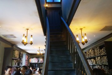 <p>ZONE 1 > HOGSMEADE VILLAGE : ภายในร้านไม้เท้ากายสิทธิ์ที่ตกแต่งอย่างมหัศจรรย์งดงาม ภายในเต็มไปด้วยไม้เท้าของทุกคนในแฮร์รี่ พอตเตอร์ ให้เลือกเป็นเจ้าของได้</p>