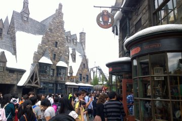 <p>ZONE 1 > HOGSMEADE VILLAGE : ตรงข้ามแบบเยื้องๆ กับร้าน OLLIVANDERS ก็คือร้านไปรษณีย์นกฮูก OWL POST &amp; OWLERY ที่จำหน่ายเครื่องเขียนและของที่ระลึกน่ารักมากมาย แถมตรงนี้เรายังสามารถส่งจดหมายที่มีตราประทับของ OWL POST ส่งไปได้ทั่วโลกอีกด้วย</p>