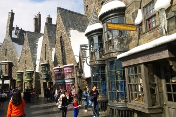 <p>ZONE 1 > HOGSMEADE VILLAGE : บรรยากาศสวยๆ ภายในหมู่บ้านที่ฉุดให้เราเข้าไปอยู่ในโลกแห่งจินตนาการในโลกแห่งความเป็นจริงได้อย่างยอดเยี่ยม&nbsp;</p>
