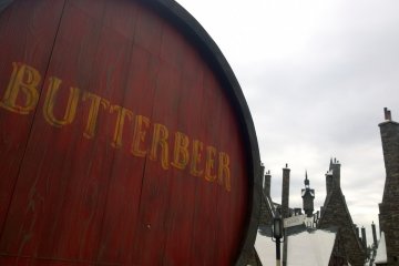 <p>ZONE 1 > HOGSMEADE VILLAGE : นี่ล่ะ สิ่งที่ไม่ควรพลาดเมื่อมาเยือนดินแดน&nbsp;The Wizarding World of Harry Potter เพราะนอกจาก &nbsp;BUTTERBEER จะเป็นเครื่องดื่มอันแสนโปรดปรานของนักเรียน Hogwarts แล้ว มันก็ยังเป็นเครื่องดื่มชื่อดังที่ทุกคนที่มาเยือนอยากลิ้มลองอีกด้วย&nbsp;</p>