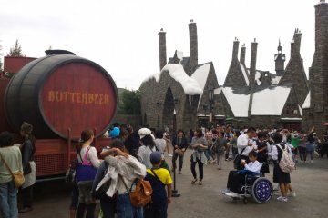 <p>ZONE 1 > HOGSMEADE VILLAGE : ถัง BUTTERBEER ยักษ์จะมีบริการอยู่สองจุดคือตรงบริเวณทางเข้าหมู่บ้านและตรงทางออกหมู่บ้านที่จะมุ่งตรงสู่ดินแดน HOGWARTS ซึ่งเครื่องดื่มอร่อยๆ นี้จะมีคนต่อแถวยาวเหยียดรอชิมตลอดเวลา</p>