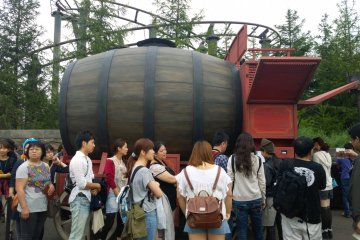 <p>ZONE 1 > HOGSMEADE VILLAGE : สาวกแฮร์รี่ พอตเตอร์ ทุกคนนั้นไม่พลาดที่จะชิม BUTTERBEER เครื่องดื่มอร่อยแห่งเมือง ซึ่งจะมีคนต่อแถวซื้อกันแทบทั้งวัน</p>