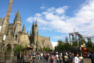 <p>ZONE 1 > HOGSMEADE VILLAGE : ท้ายหมู่บ้านนั้นจะมีสะพานข้ามทะเลสาปซึ่งเป็นจุดเชื่อมไปสู่โซน HOGWARTS CASTLE และ HAGRID'S HUT&nbsp;</p>