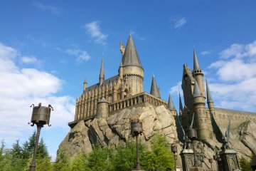 <p>ZONE 2 > HOGWARTS CASTLE : สัญลักษณ์แห่งโลกเวทมนตร์ที่โดดเด่นเป็นสง่าท่ามกลางสวนสนุกแห่งนี้ก็คือปราสาท HOGWARTS CASTLE นี่ล่ะ ซึ่งตัวปราสาทนั้นถูกสร้างไว้บนหน้าผ้าอย่างสวยงามยิ่งใหญ่อลังการราวกับถอดภาพจากภาพยนตร์และบทประพันธ์มาได้อย่างเหมือนจริงเลยทีเดียว&nbsp;</p>