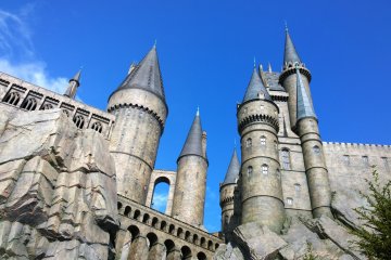<p>ZONE 2 > HOGWARTS CASTLE : เข้าไปดูปราสาทใกล้ๆ กันบ้าน ซึ่งความยิ่งใหญ่อลังการนี้เป็นการสร้างแบบจำลองย่อส่วนให้เหมือนกับตัวปราสาทจริงในภาพยนตร์ (ให้เรารู้สึกเหมือนกำลังมองดูปราสาทบนหน้าผ้าจากเบื้องล่าง) ตัวปราสาทนั้นไม่สามารถขึ้นไปชมได้จริง แต่ภายล่างด้านในปราสาทแห่งนี้ก็คือที่ตั้งของเครื่องเล่น HARRY POTTER AND THE FORBIDDEN JOURNEY อันโด่งดังและยอดนิยมนั่นเอง ซึ่งเป็นจุดหมายของหลายคนที่มาเยือนที่นี่</p>