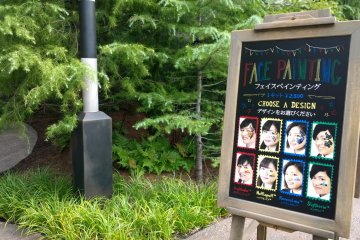 <p>ZONE 2 > HOGWARTS CASTLE : ด้านข้างปราสาทนั้นยังมีบริการเพนท์หน้าให้เป็นนักเรียนบ้านต่างๆ ตามความต้องการอีกด้วย</p>