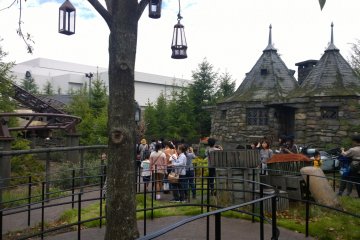 <p>ZONE 3 > HAGRID'S HUT : ถัดจากปราสาท HOGWARTS CASTLE ก็จะเป็นโซนกระท่อมของแฮกริดส์ ซึ่งโซนนี้ก็คือเครื่องเล่น FLIGHT OF THE HIPPOGRIFF ที่จะให้เราได้เหิรเวหาไปกับเจ้านัก HIPPOGRIFF อย่างสนุกสนาน &nbsp;</p>