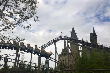 <p>ZONE 3 > HAGRID'S HUT : เจ้านก HIPPOGRIFF กำลังพาทุกคนเหิรหาวท่ามกลางปราสาท HOGWARTS CASTLE อย่างสนุกสนาน ซึ่งเครื่องเล่น FLIGHT OF THE HIPPOGRIFF นี้เป็นรถไฟเหาะแบบไม่ตีลังกาที่สามารถสนุกสนานได้ตั้งแต่เด็กจนถึงผู้ใหญ่แบบไม่อันตรายหวาดเสียว</p>