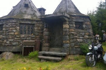 <p>ZONE 3 > HAGRID'S HUT : ก่อนที่จะขึ้นเครื่องเล่น FLIGHT OF THE HIPPOGRIFF เราก็จะได้เห็นกระท่อมของแฮกริดส์หลังใหญ่พร้อมยานพาหนะของเขาที่ถอดจินตนาการมาได้อย่างเหมือนจริง</p>
