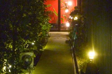 <p>Gang sempit menuju ke kafe. Kafe buka mulai dari jam 12:00 sampai 21:00 (pesanan terakhir).</p>