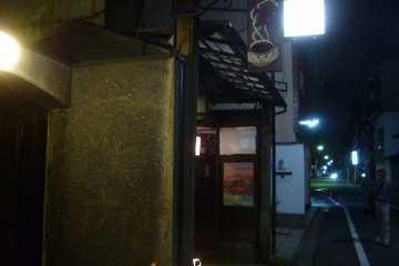 <p>Pintu masuknya seringkali tidak terlihat dan terlewati begitu saja. Jangan sampai terlewat papan kecil bertuliskan bahasa Inggris.&nbsp;</p>