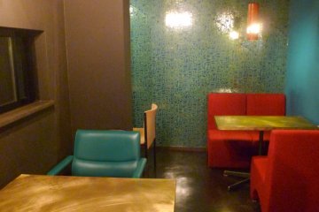 <p>Kafe ini tutup di hari Selasa, kecuali jika pada hari itu merupakan hari libur. Tutup juga setiap Rabu ketiga di tiap bulan.&nbsp;</p>