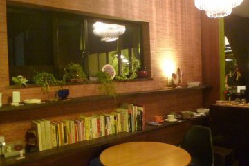 <p>Nomor telpon kafe ini&nbsp;075-525-7117. Website dapat dilihat di www.cafeopal.com dalam bahasa Jepang. Bisa dilihat juga dalam bahasa Inggris.&nbsp;</p>