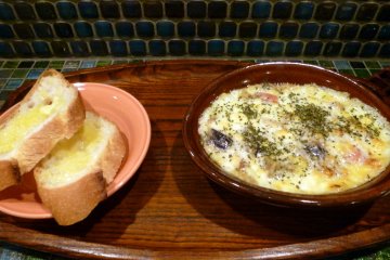 <p>Set hidangan termasuk pilihan hidangan utama. Menu ini sangat enak! Dilengkapi juga dengan roti.&nbsp;</p>