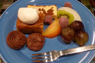 <p>Set hidangan diakhiri dengan satu piring berisikan beragam jenis makanan penutup dan buah. Semua makanan penutup di Cafe Opal adalah buatan sendiri.&nbsp;</p>