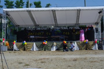 <p>Pada 2014 Festival Internasional Universitas Tohoku diselenggarakan di Sekolah Menengah Pertama Sanjo. Di panggung ini anda dapat melihat pertunjukan dan peragaan busana.</p>