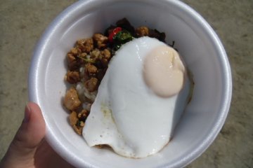 <p>Beberapa makanan lezat yang ditawarkan, dibeli menggunakan sistem tiket. Ini adalah makanan Thailand.</p>