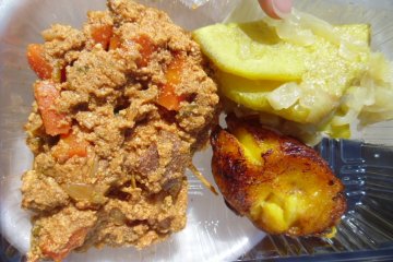 <p>Makanan lezat ini berasal dari Afrika - domba, kentang dan pisang goreng</p>