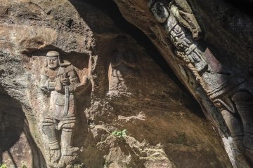 <p>When you first approach the rock face you will see these 2 large, distinctive figures that will instantly command your attention.</p>