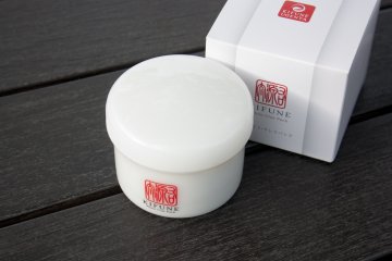 <p>MOISTURE WHITE PACK (CLAY IN) ผลิตภัณฑ์จาก KIFUNE UGENTA ได้รับการออกแบบบรรจุภัณฑ์อย่างสวยงามและมีมาตรฐานในระดับสากล</p>