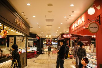 <p>Bagian pastri dan sweets</p>