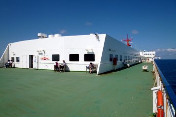 <p>It was unfortunate that the deck only has a couple of seats.</p>