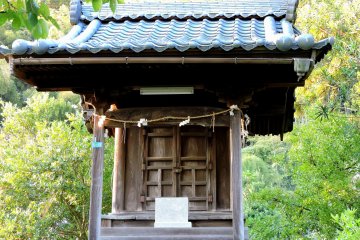 <p>Pretty shrine surrounded by greenery</p>