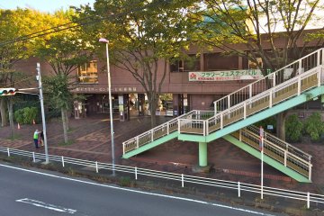 Pusat Kebun Bunga Botani Prefektur Ofuna Kanagawa (神奈川県立フラワーセンター大船植物園) dari tempat parkir