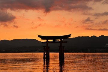 <p>The sun has set and the color changed from gold to madder red</p>