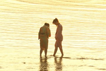 <p>Two girls wearing Yukata were playing at the beach...how cute!</p>