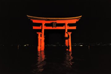 <p>This torii gate is one of the 'Three Major Torii Gates of Japan', which is the eighth torii gate since the original was built in the Heian Period by Taira-no Kiyomori</p>