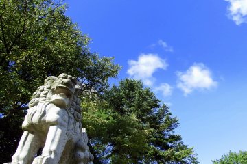 <p>Statue of guardian dog barking at the blue sky</p>