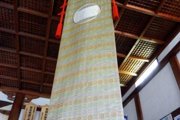 <p>This is the famous 'Nishiki-no Mihata (Brocade silk flag)', which indicates the army of the Emperor</p>