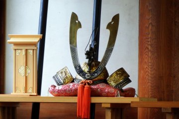 <p>Another replica of a samurai helmet displayed in the prayer hall - probably created to resemble one worn by Nitta Yoshisada during battles</p>