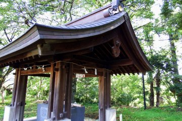 Tempat untuk mencuci tangan di Kuil Fujishima
